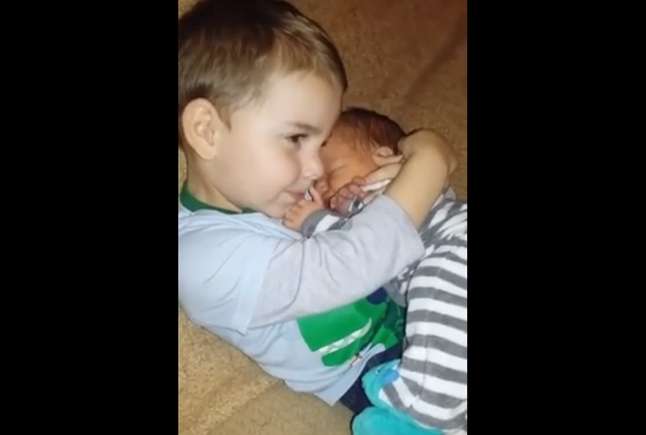 Vídeo: menino de 3 anos faz o irmão caçula dormir é um sucesso na web