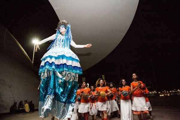 O teatro de rua no Brasil surgiu como uma forma de voz contra a ditadura, e se coloca, até hoje, como uma manifestação artística acessível