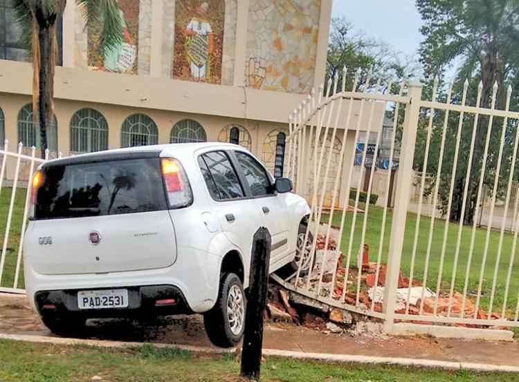 Segundo a versão do jovem, o acidente ocorreu após o carro derrapar em areia na pista