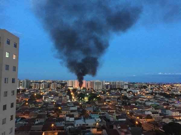 Corpo de Bombeiros já apagou as chamas. Polícia Militar não confirma causa do fogo e não há informações sobre possíveis feridos