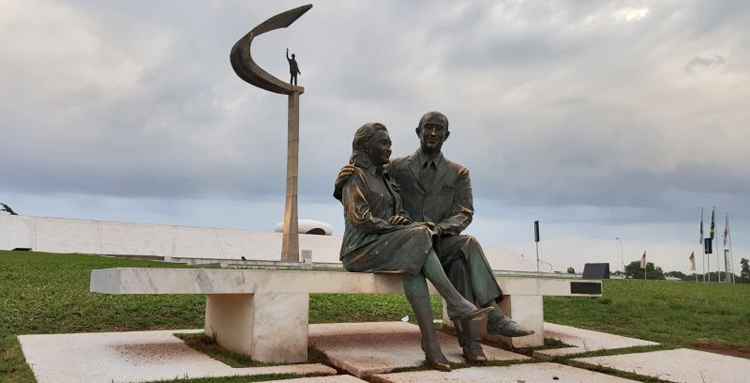 Sobram alternativas para quem servirá de guia ou está na cidade para conhecê-la pela primeira vez. De monumentos assinados por Oscar Niemeyer a azulejos de Athos Bulcão, Brasília tem muito a oferecer em termos de história, cultura e lazer