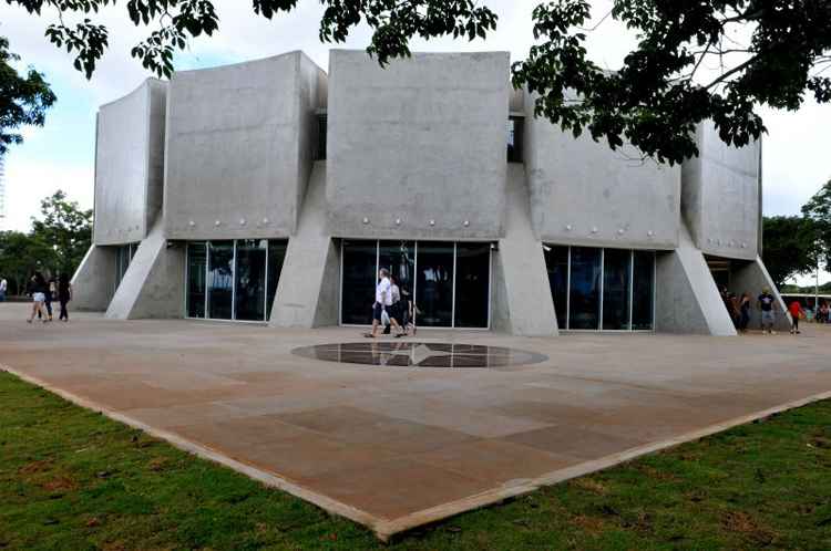 Sobram alternativas para quem servirá de guia ou está na cidade para conhecê-la pela primeira vez. De monumentos assinados por Oscar Niemeyer a azulejos de Athos Bulcão, Brasília tem muito a oferecer em termos de história, cultura e lazer