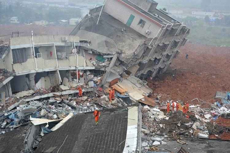 Vinte e duas pessoas estavam desaparecidas neste domingo em uma zona industrial do sul da China após um gigantesco deslizamento de terra que sepultou mais de 20 imóveis