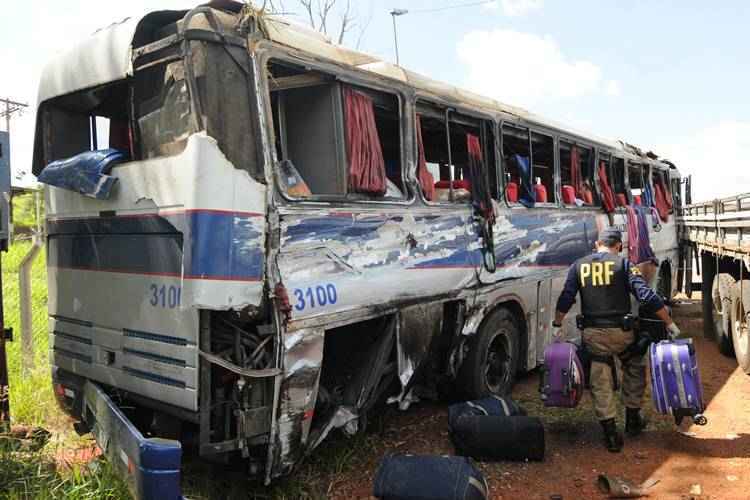 De acordo com os passageiros, o motorista teria dito que o freio endureceu: ônibus raspou no barranco e tombou na rodovia