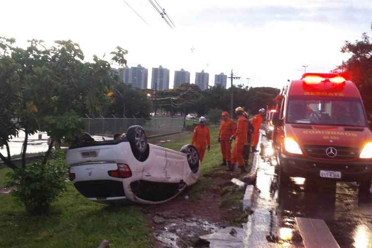 O motorista capotou após bater no meio-fio