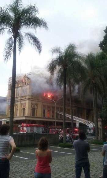 A assessoria do museu informou que ainda não sabe as causas do incêndio ou se o acervo da instituição foi atingido