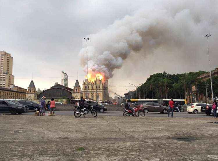 A assessoria do museu informou que ainda não sabe as causas do incêndio ou se o acervo da instituição foi atingido