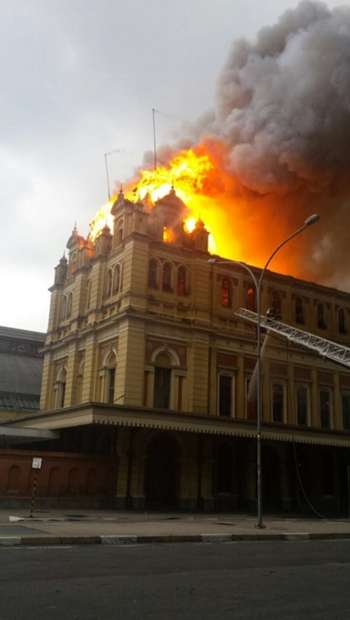 A assessoria do museu informou que ainda não sabe as causas do incêndio ou se o acervo da instituição foi atingido