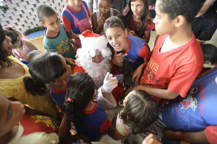 Valdir Oliveira chegou de surpresa a uma festa em que 150 crianças celebravam o Natal: emoção ao receber os pedidos de presentes