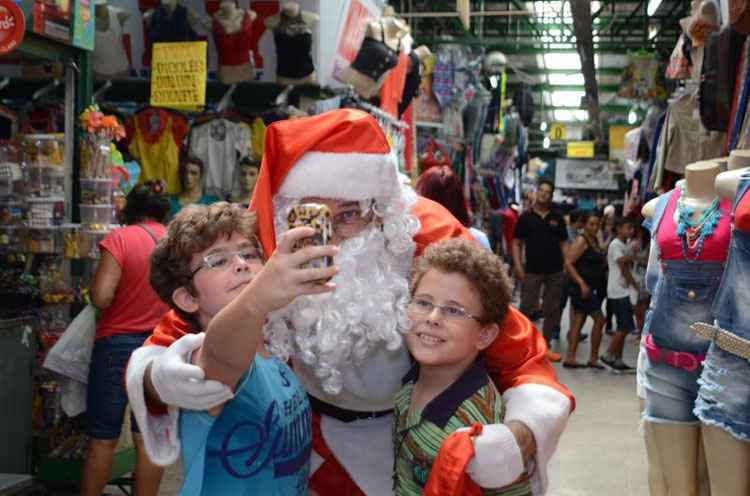 Rogério Rosso acabou identificado na Feira de Ceilândia, reduto eleitoral do deputado: cercado por crianças e adultos para tirar fotos