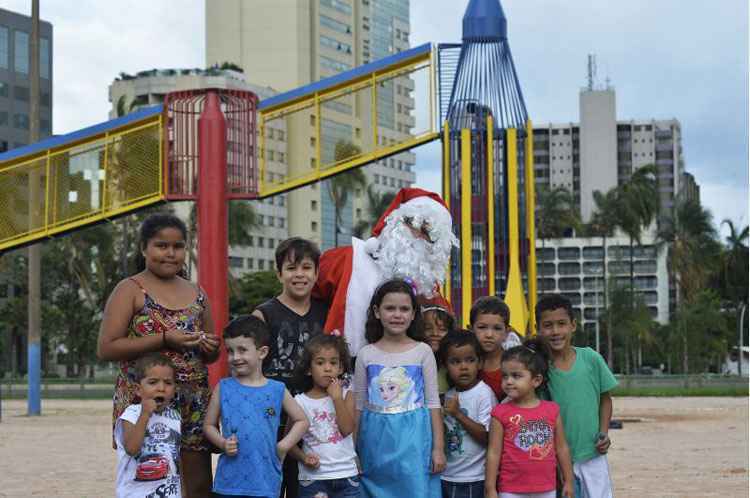 A meninada estranhou que uma mulher fosse o Papai Noel. Terezinha não titubeou e encarnou a ajudante do Bom Velhinho em terras candangas