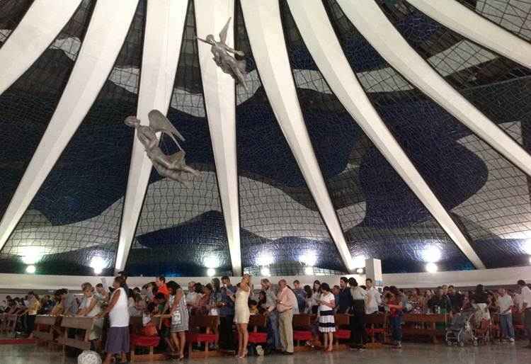 Com todos os bancos ocupados, os fiéis chegaram a se sentar no chão para acompanhar a celebração