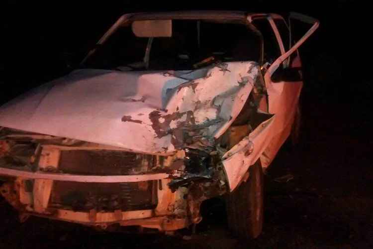 Com o impacto a frente do veiculo do Fiat Uno ficou destruída