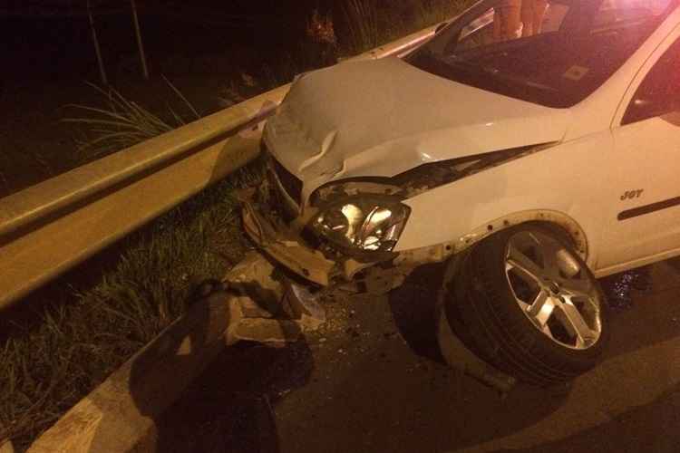 O veículo GM Corsa perdeu o controle e bateu no guard rail