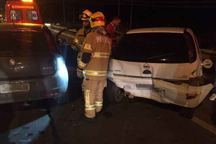 Bombeiros interditaram duas faixas da via para o socorro das vítimas