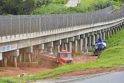 Caminhões-pipa fazem captação irregular de água no Rio do Cortado, em Taguatinga. Após denúncia do Correio, a Adasa informou que vai multar proprietários sem licença