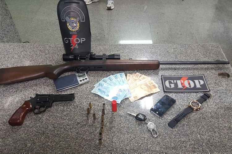 rifle e revólver apreendidos na Cidade do Automóvel resultaram na prisão do lojista por posse ilegal de arma de fogo