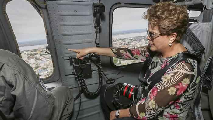 Presidenta Dilma Rousseff durante sobrevoo as áreas alagadas no Rio Grande do Sul