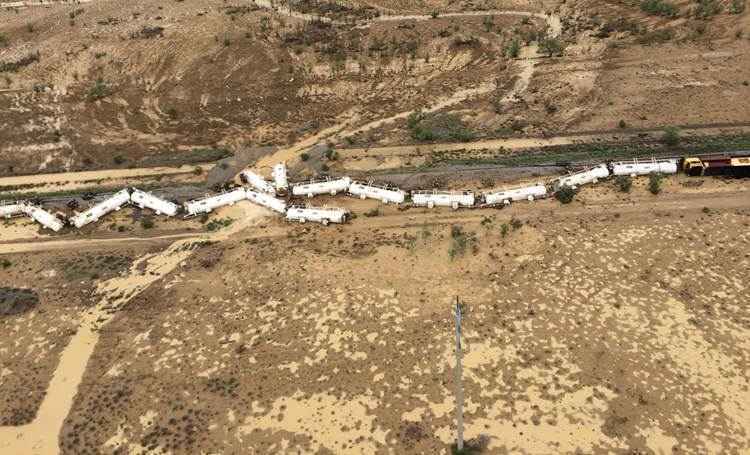 Trem com 200 mil litros de ácido sulfúrico descarrila na Austrália