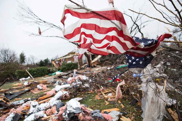 Bandeira estadunidense colocada por socorristas após o tornado em Rowlett, Texas. Fotografia do último domingo (27/12)