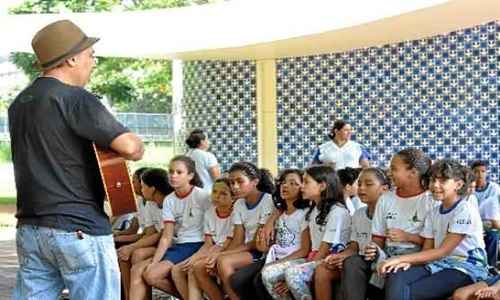 Estudantes da Escola Parque da 308 Sul são embalados pelo violão durante visita à Igrejinha da 107/108 Sul: aprendizado com diversão