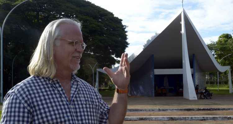 Nicolas Behr autografou o Descaderno Brasília, sugerindo pontos de vista criativos para o dia a dia