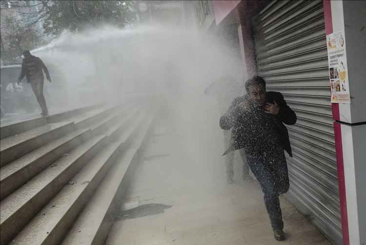 Civis fogem das bombas jogadas durante o confronto na cidade de Diyarbakir