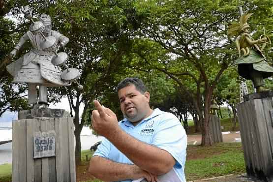 Rafael, da Federação de Umbanda e Candomblé, ao lado da estátua de Oxalá, que teve a mão serrada e quase perdeu o cajado: 