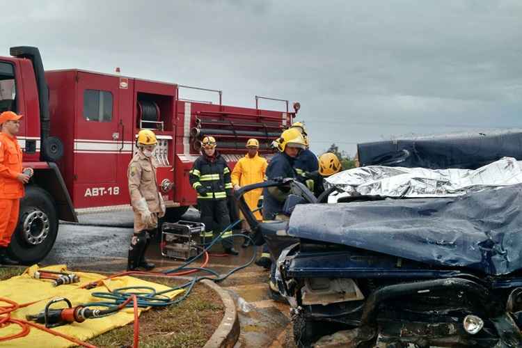 Uma caminhonete D20 se chocou com um ônibus da empresa Alliança no início da manhã desta quarta-feira