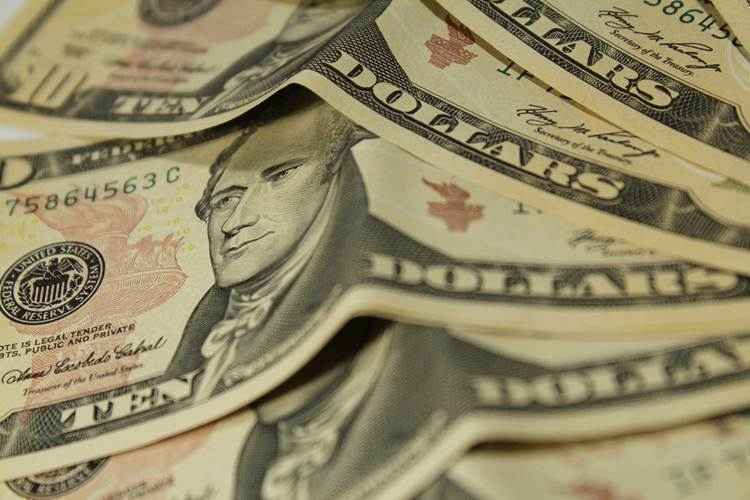 Por volta das 10h, o dólar à vista voltava a recuar, cotado a R$ 3,8745 (-0,25%)