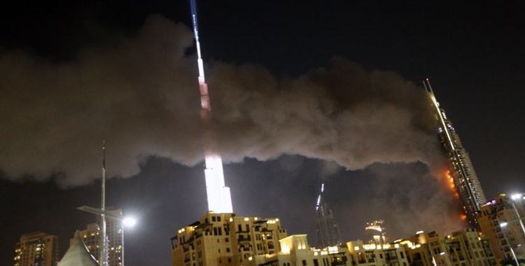 Testemunhas perto da torre Burj Khalifa relatam que era possível ver enormes chamas no hotel