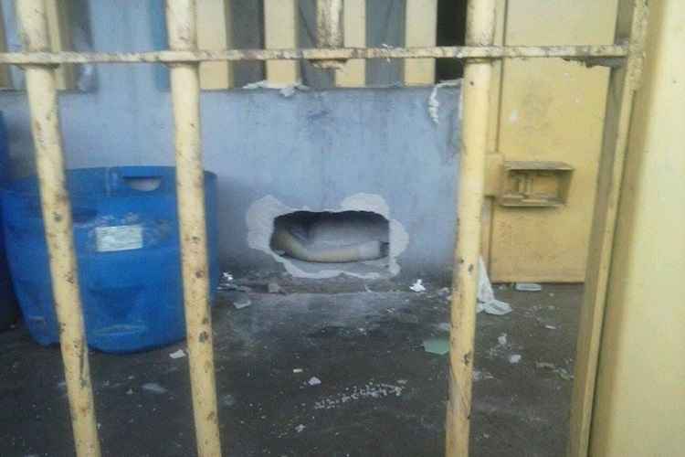 Bando fugiu por um pequeno buraco cavado com barras e hastes de ferro