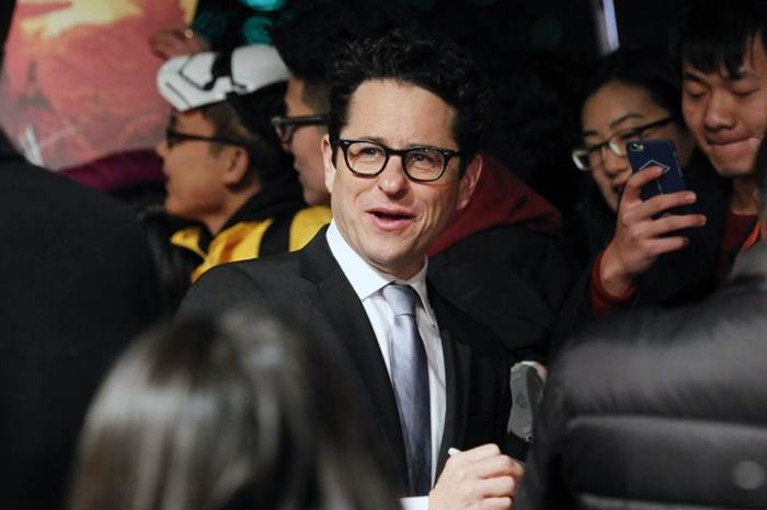 Rindo à toa: Com direção de J.J. Abrams, Star Wars: O despertar da força continua liderando a bilheteria americana