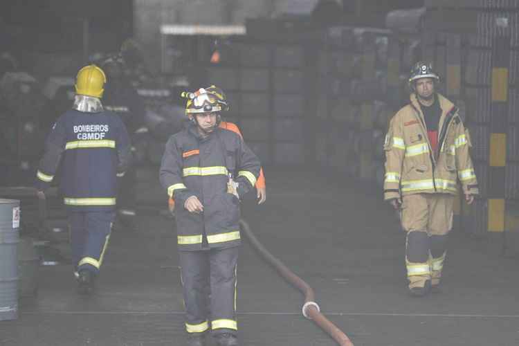 Bombeiros controlam incêndio em galpão do SIA