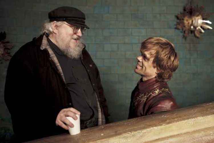 George R.R. Martin (esquerda) e Peter Dinklage, que na série interpreta Tyrion Lannister