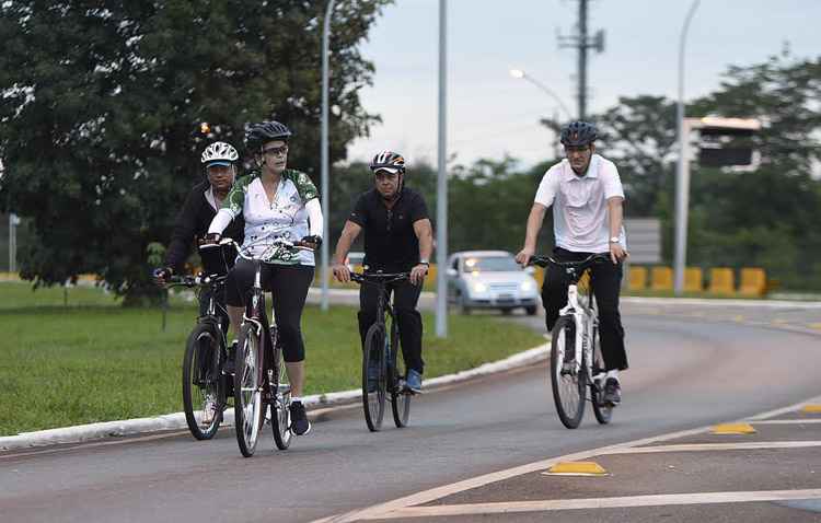 A líder do Executivo foi fotografada pedalando na pista que dá acesso ao Palácio do Planalto