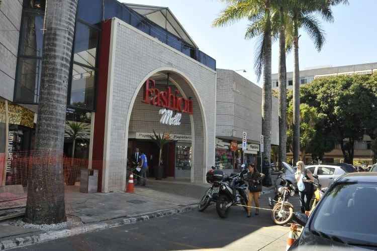 Criminosos roubaram joalheria que fica no interior do shopping Fashion Mall