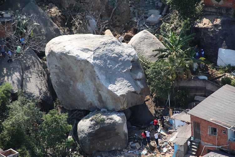 Defesa Civil e Prefeitura comunicam que trabalham para estabilização de outras pedras do local