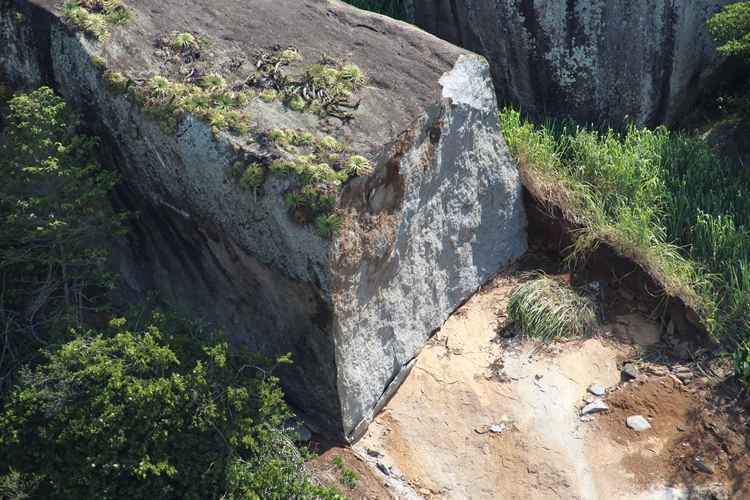 Defesa Civil e Prefeitura comunicam que trabalham para estabilização de outras pedras do local