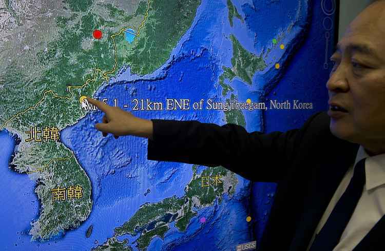 Diretor de centro sismológico de Taiwan, Kuo Kai-wen, aponta em gráfico local onde ocorreu tremor, próximo aos centro nucleares da Coreia do Norte