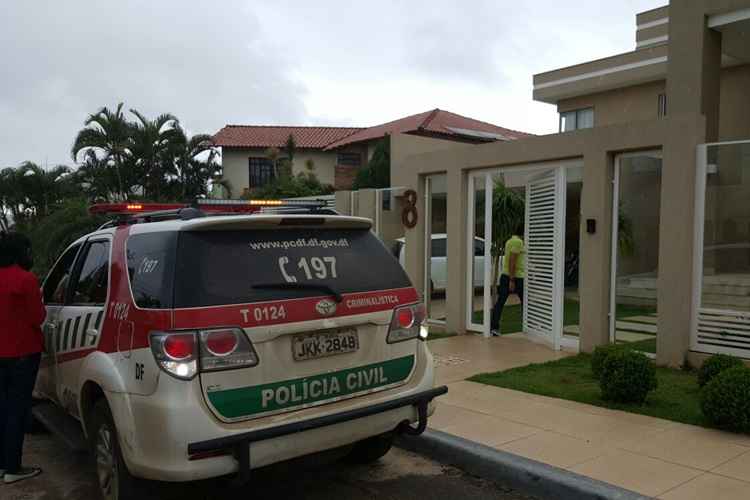 O crime aconteceu em uma casa na QL 15 do Lago Norte. Segundo informações da Polícia Civil, a família dormia no momento em que o assaltante invadiu o local