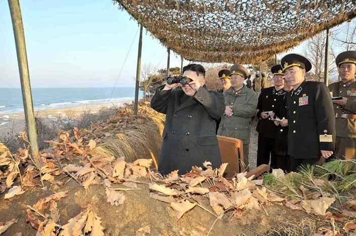 Kim Jong-un acompanhando a explosão de bomba nuclear no teste realizado em 2013