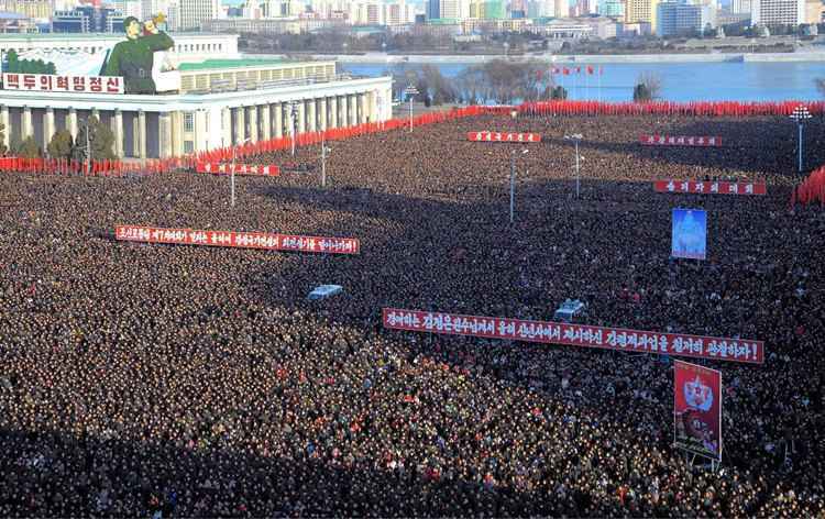 População coreana reunida na praça de Pyongyang para comemorar a chegada do ano-novo