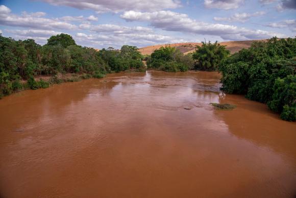 Passagem da lama pelo Rio Doce, por causa do rompimento de barragens em Mariana (MG), causa desastre ambiental