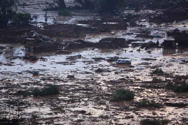 O rompimento da barragem de rejeitos da mineradora Samarco ocorreu no dia 5 de novembro, provocou mortes, destruiu o distrito de Bento Rodrigues, em Mariana