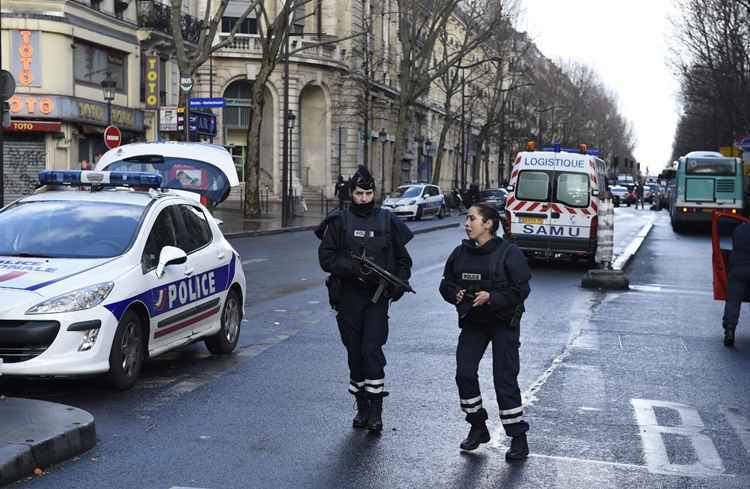 As circunstâncias do fato, ocorrido no mesmo dia em que o país recorda o ataques contra a revista Charlie Hebdo, não foram determinados por ora