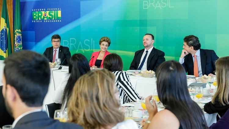 Hoje, durante o encontro com a imprensa, ela negou que esteja estudando o uso das reservas, como defendem alguns membros do PT e do governo