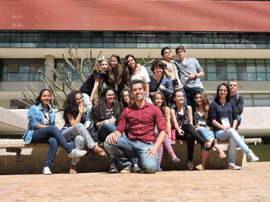 Alunos da turma de julho de 2015 do Jovem Repórter em frente à Câmara Legislativa