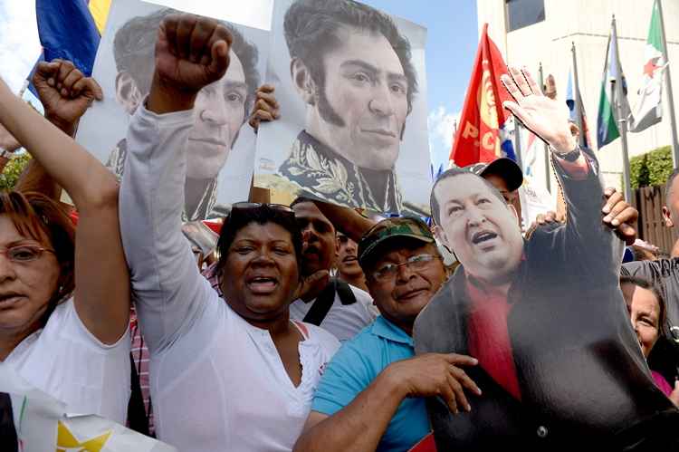 Manifestações ocorrem em resposta à retirada das imagens dos líderes da sede do Legislativo