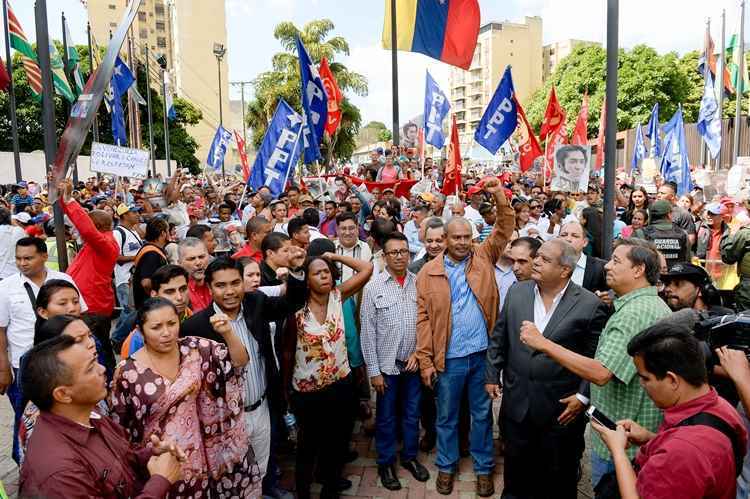 Manifestações ocorrem em resposta à retirada das imagens dos líderes da sede do Legislativo